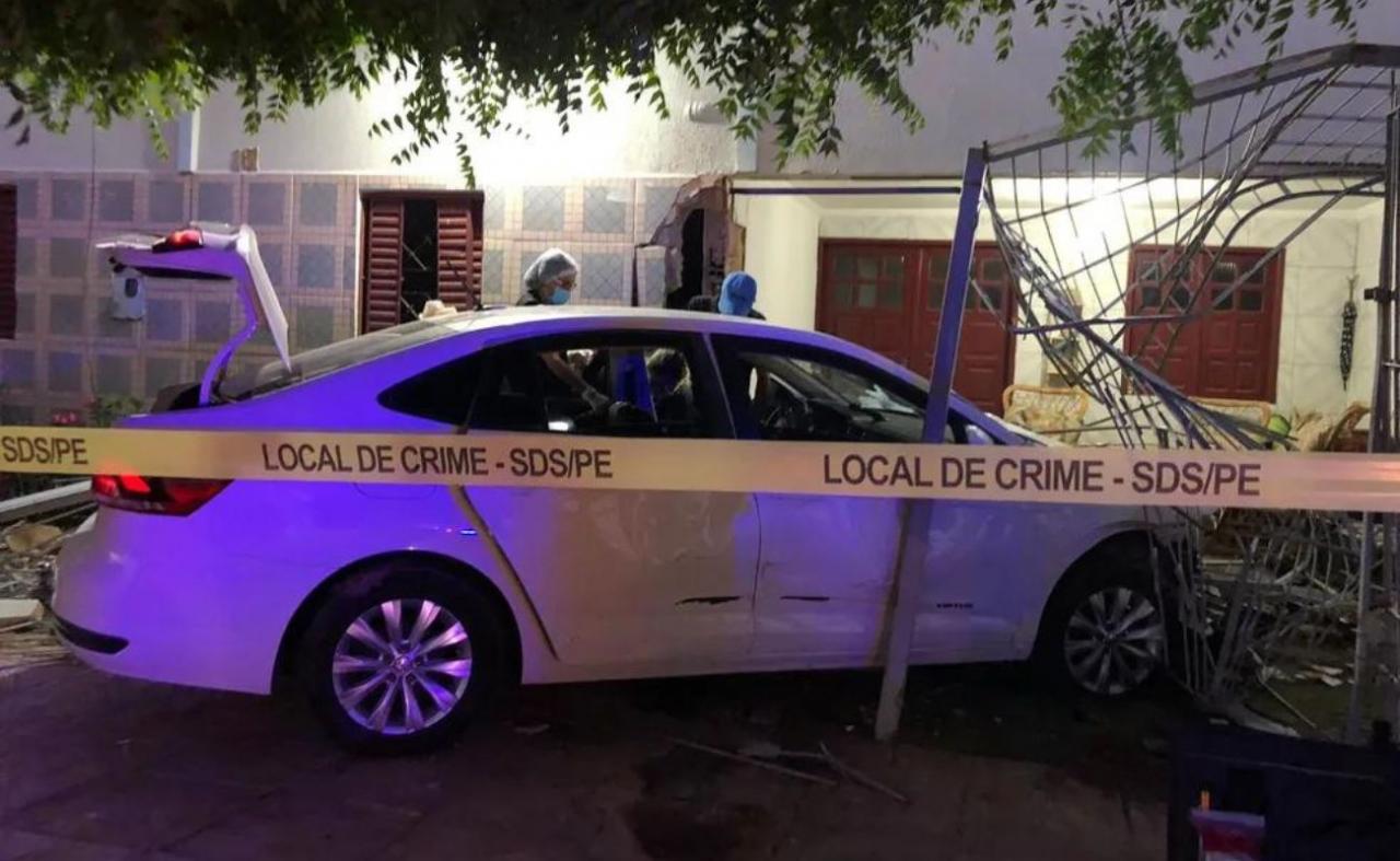 Motorista é baleado, perde controle do carro e invade casa em Petrolina, PE
