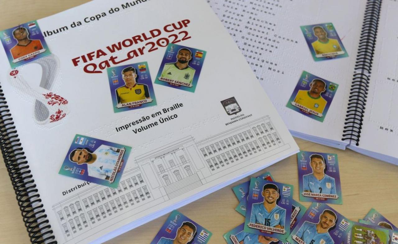 Pessoas com deficiência visual ganham álbum da Copa Catar em braille