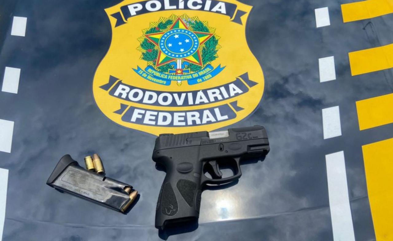 Pistola transportada dentro de carro de luxo é apreendida em Petrolândia, PE