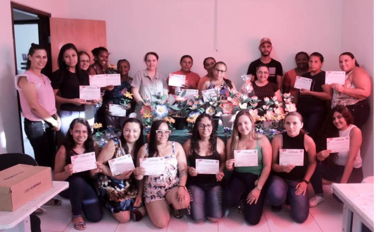 Prefeitura de Betânia realiza entrega de certificado do curso de flores e aplique