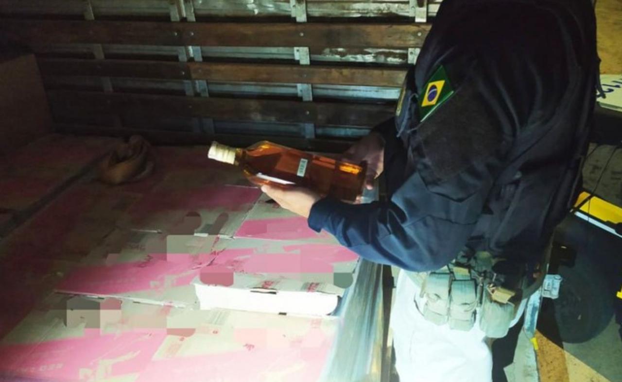 PRF apreende 6 mil garrafas de whisky com nota fiscal irregular em Petrolina, PE