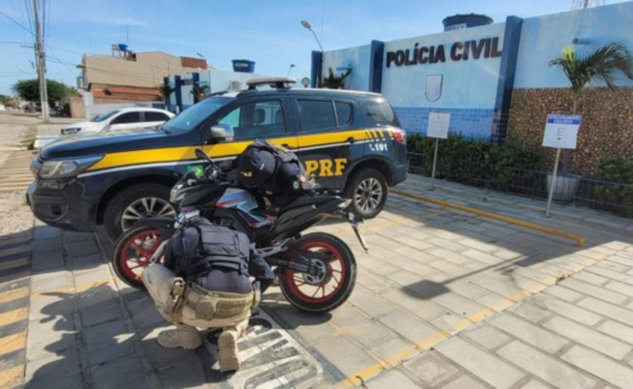 PRF recupera em Cabrobó motocicleta roubada no Recife, PE