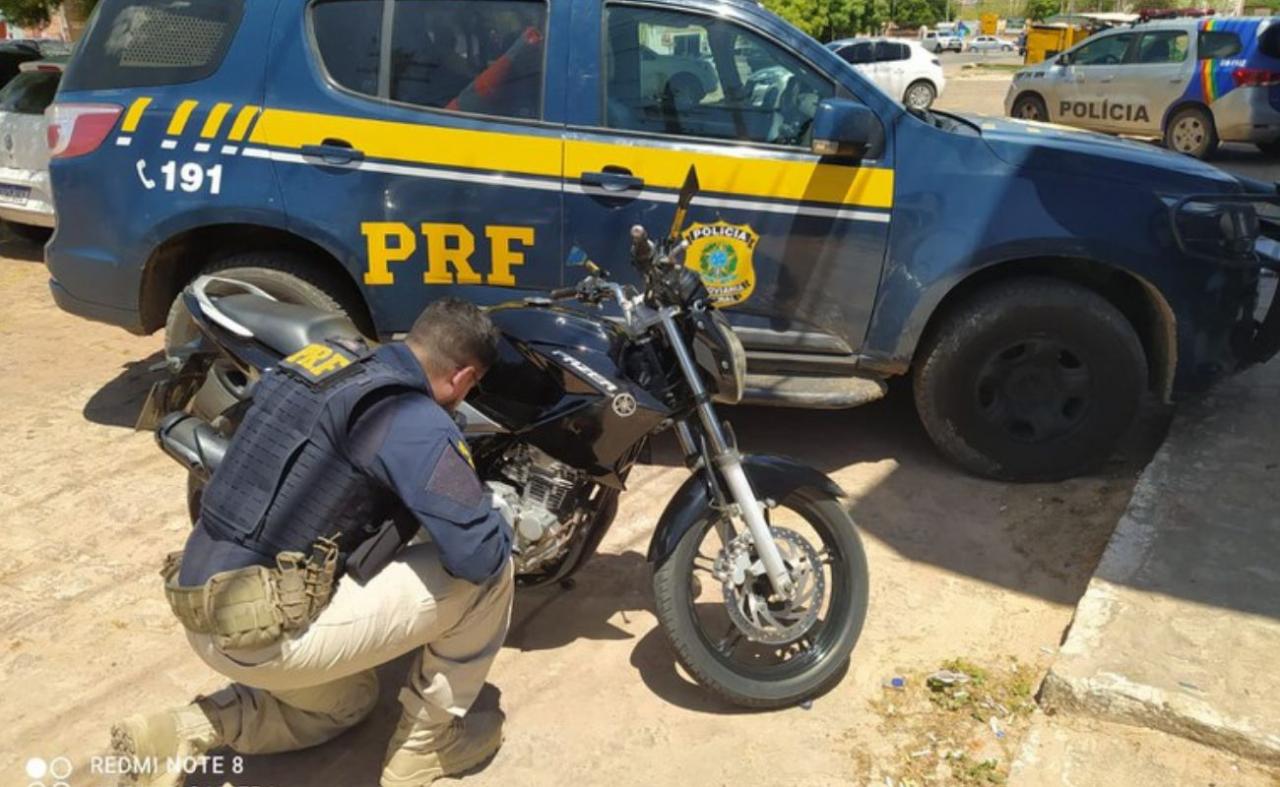 PRF recupera moto furtada e detém condutor em Araripina, PE