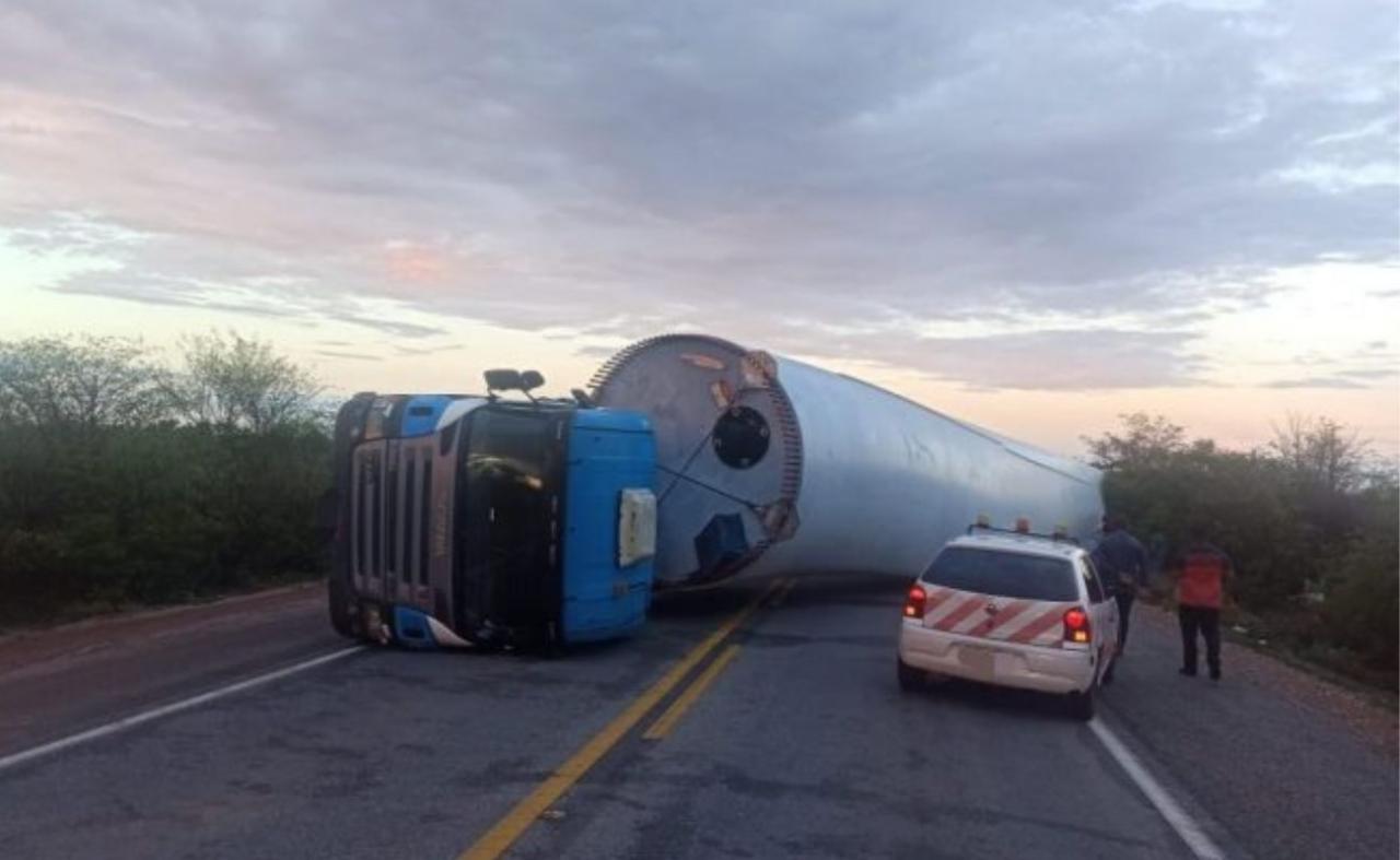 Acidente com caminhão que transporta componente de eólica deixa dois mortos em Petrolina, PE
