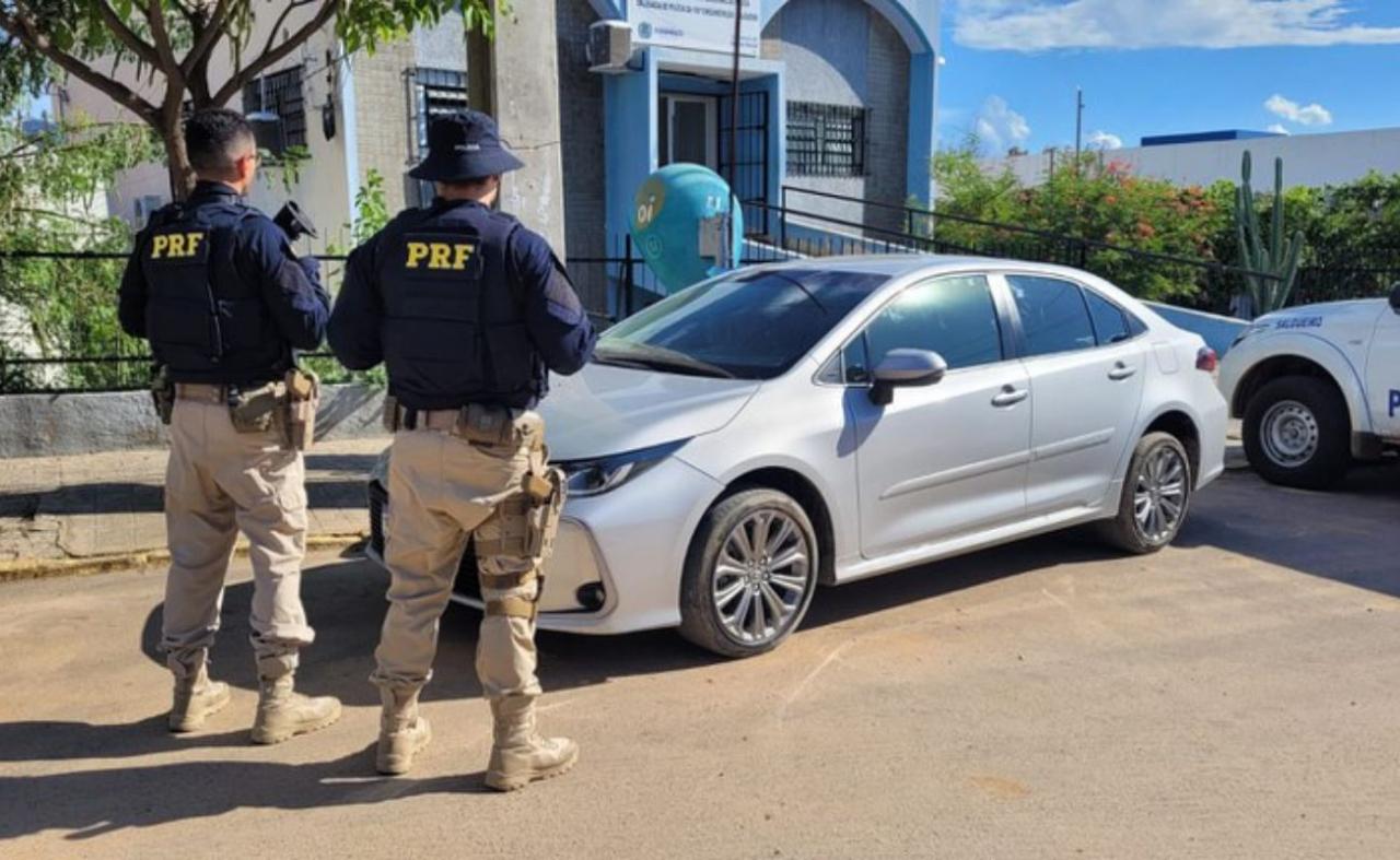Carro de luxo é recuperado pela PRF em Salgueiro, PE