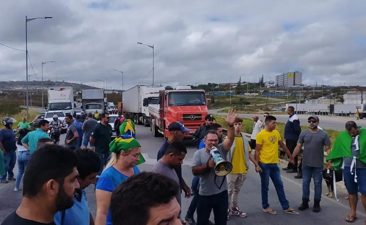Contra resultado das eleições, manifestantes bloqueiam BRs-104 e 232 no Agreste de PE