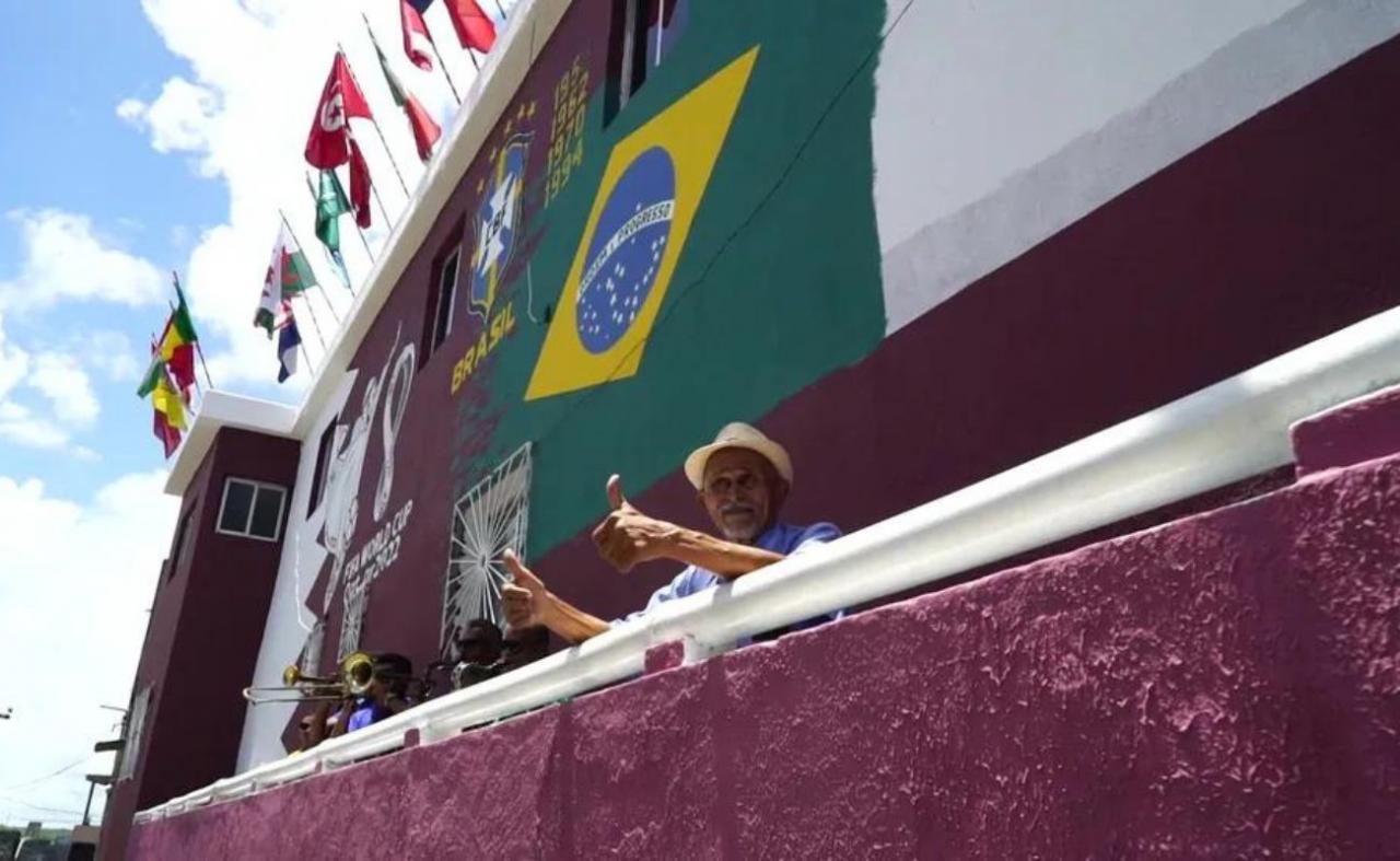 Em Cabo de Santo Agostinho, Aposentado investe mais de R$ 20 mil para decorar casa para a Copa do Mundo 