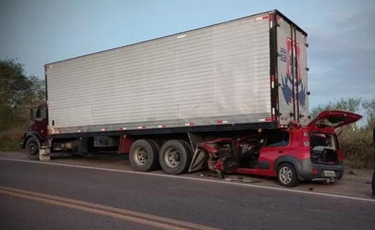 Motorista morre após bater o carro na traseira de caminhão, em Terezinha, PE