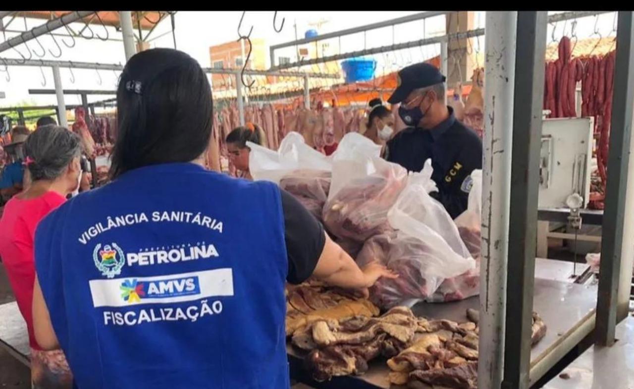 Operação da Vigilância Sanitária em feiras de Petrolina apreende 60 kg de carne clandestina