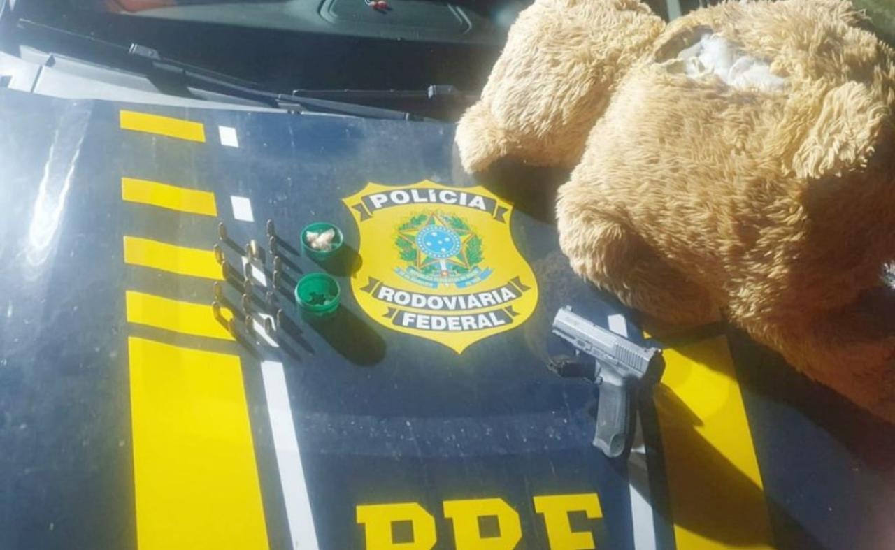 PRF apreende pistola e munições dentro de urso de pelúcia em Salgueiro, PE