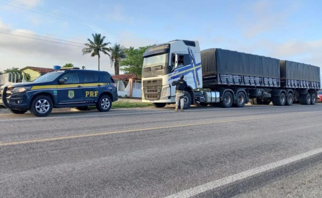 PRF flagra o transporte de 60 toneladas de milho com excesso de peso e sem nota fiscal em Paranatama, PE