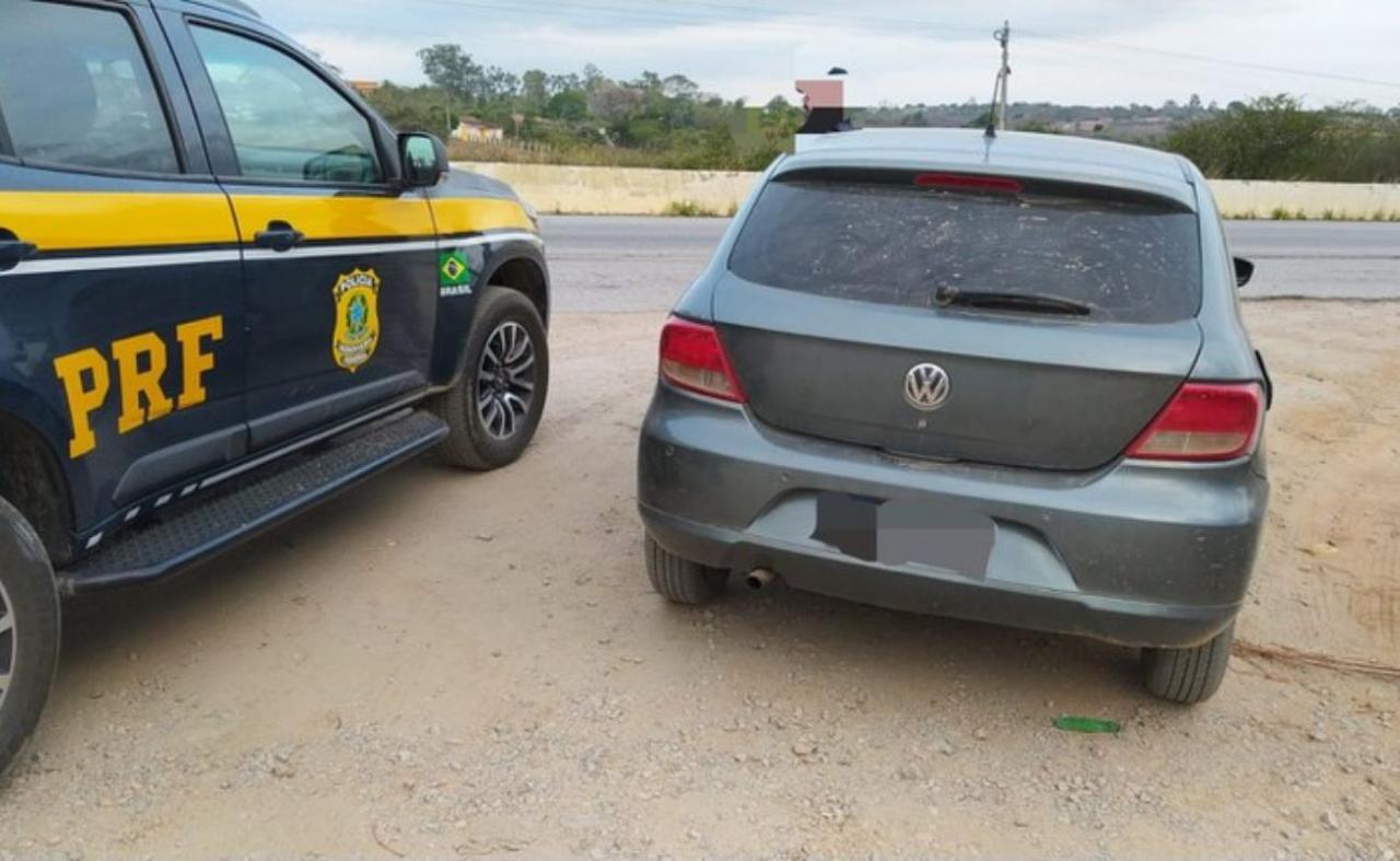 PRF recupera carro roubado em Caruaru, PE