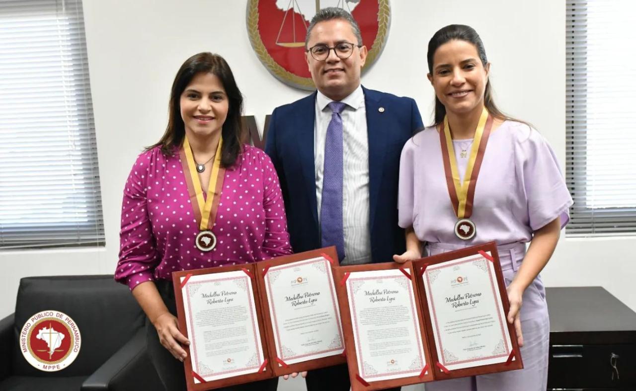 Raquel Lyra e Priscila Krause recebem do MPPE Medalha Roberto Lyra 