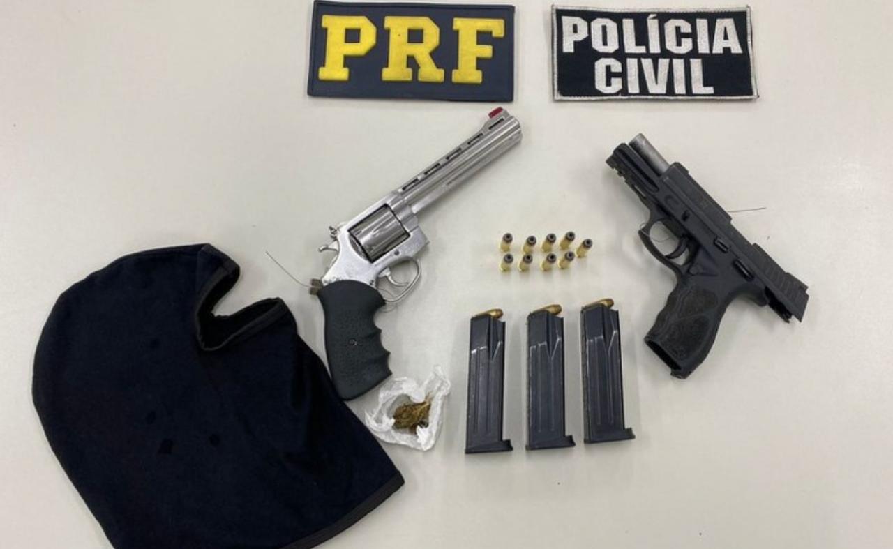 Suspeitos de assalto são detidos com armas, 50 munições e carro roubado no Recife, PE