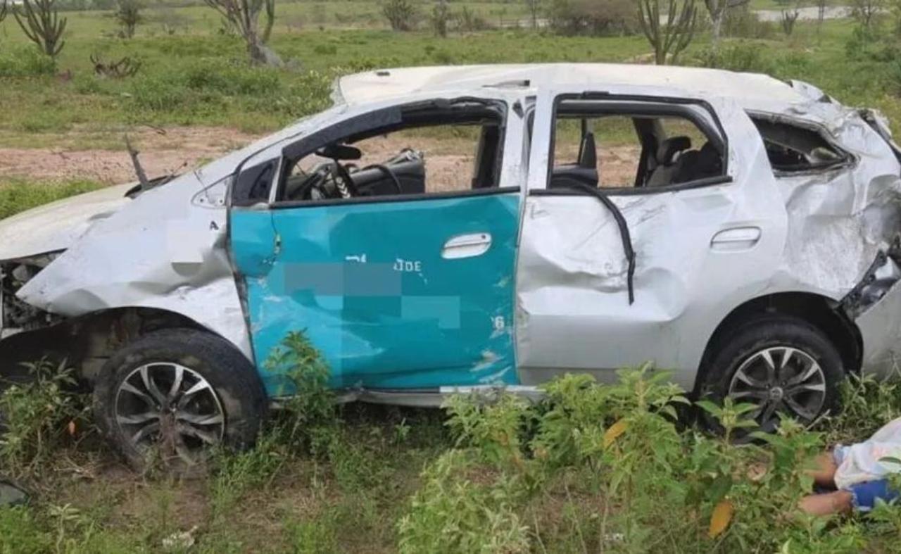 Uma pessoa morre e três ficam feridas em capotamento de táxi na BR-232, em Bezerros, PE