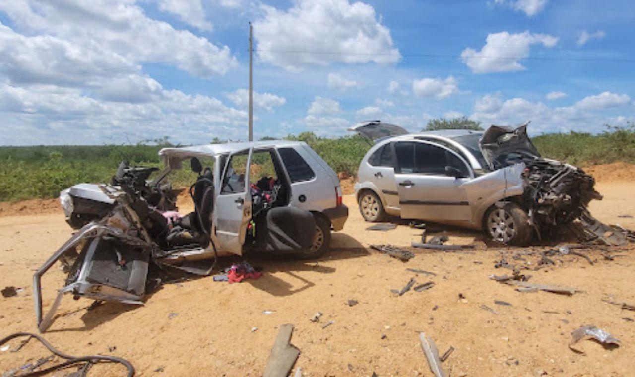 ACIDENTE DEIXA TRÊS PESSOAS MORTAS NA BR-110, EM PETROLÂNDIA, PE