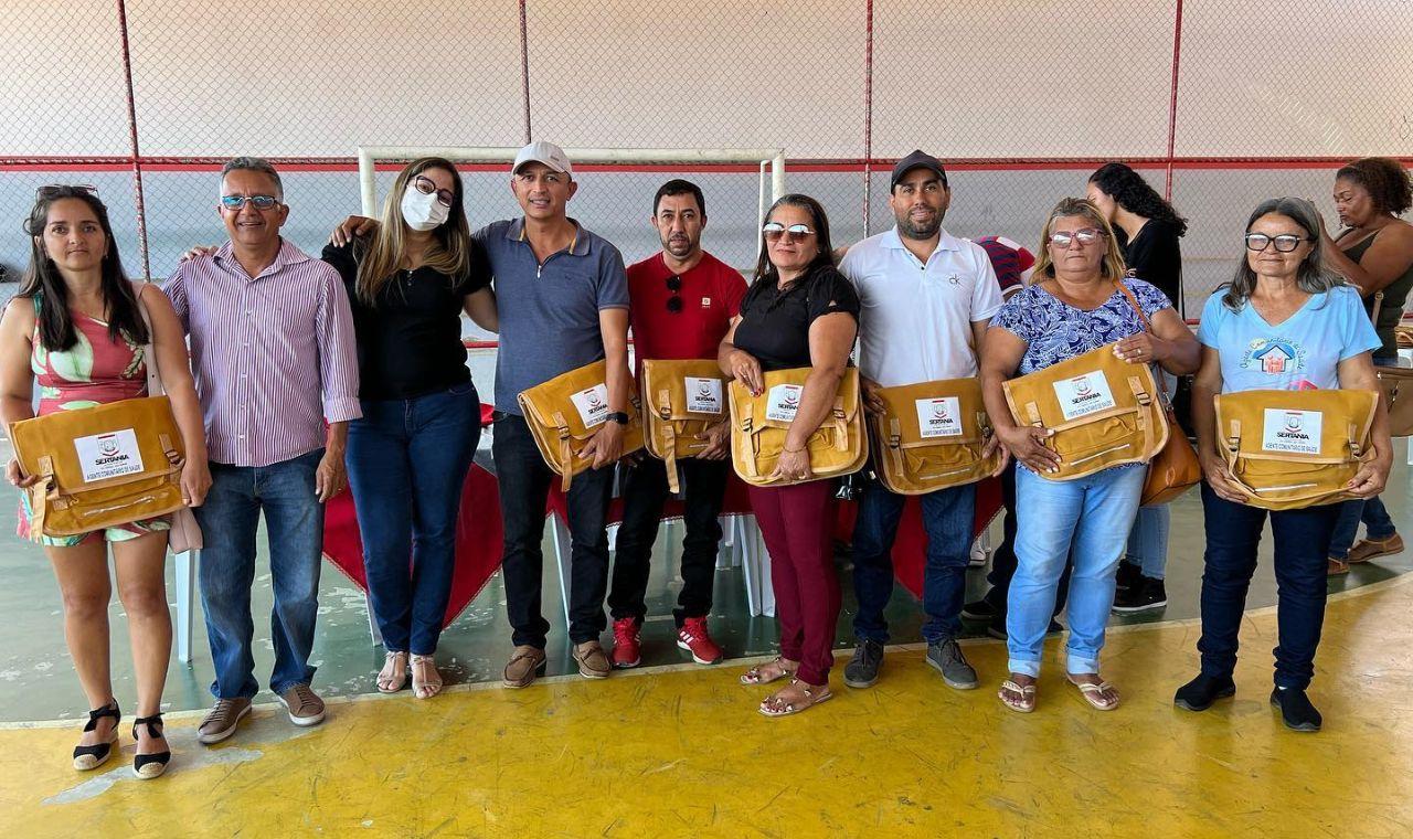 AGENTES DE SAÚDE, ENDEMIAS E VIGILÂNCIA SANITÁRIA RECEBEM FARDAMENTOS EM SERTÂNIA, PE