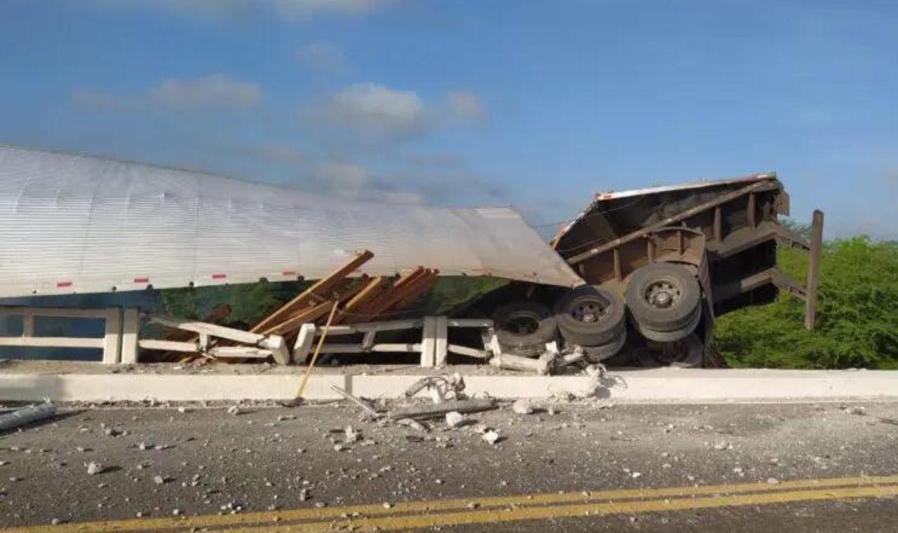 CAMINHÃO TOMBA E DEIXA MOTORISTA FERIDO NA BR-232, EM SERTÂNIA, PE