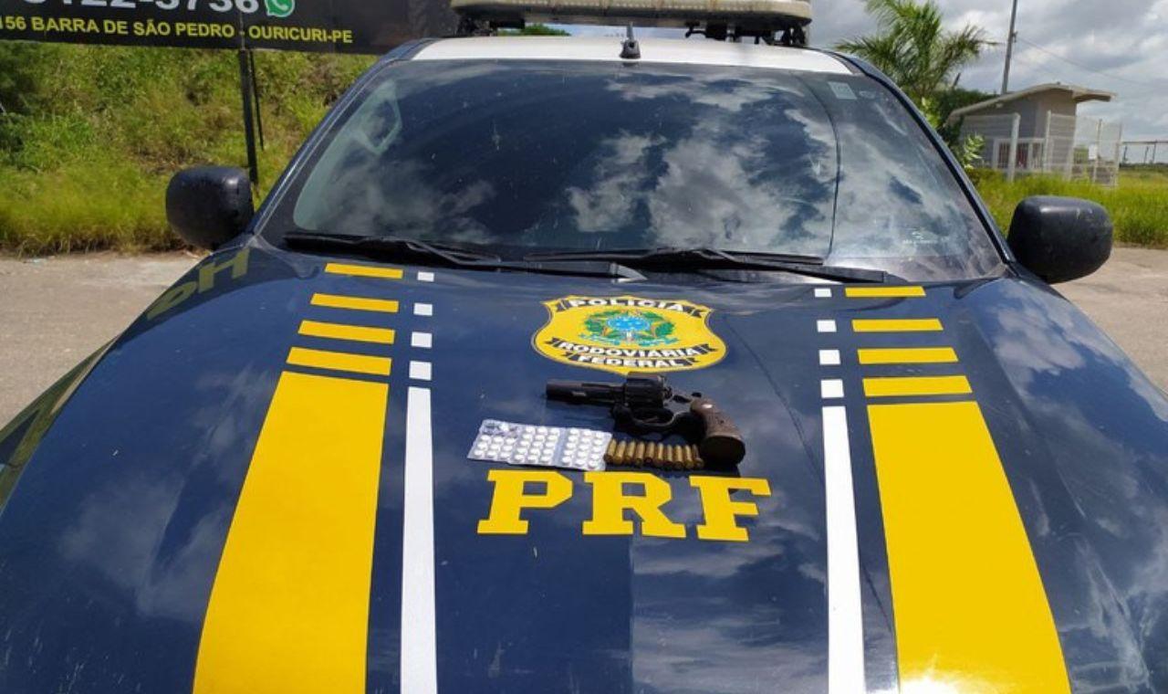 CAMINHONEIRO É FLAGRADO COM ARMA, MUNIÇÕES E REBITE NA BR-316 EM OURICURI, PE