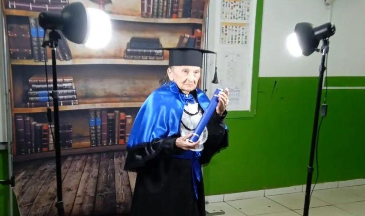IDOSA DE 83 ANOS CELEBRA COM FORMATURA CONCLUSÃO DO ENSINO FUNDAMENTAL EM AFRÂNIO, PE