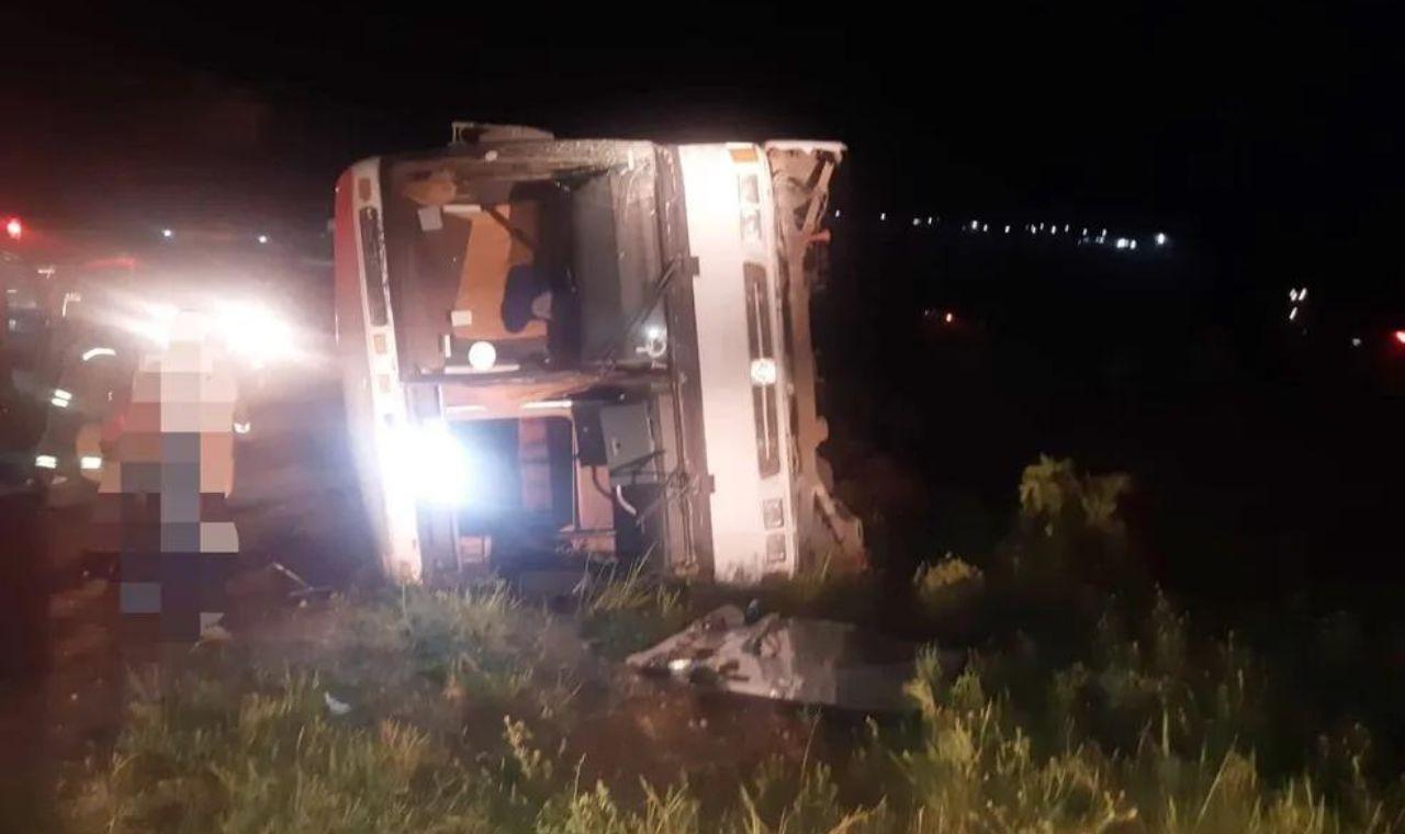 Ônibus transportando estudantes universitários capota na BR-423, em Garanhuns, PE