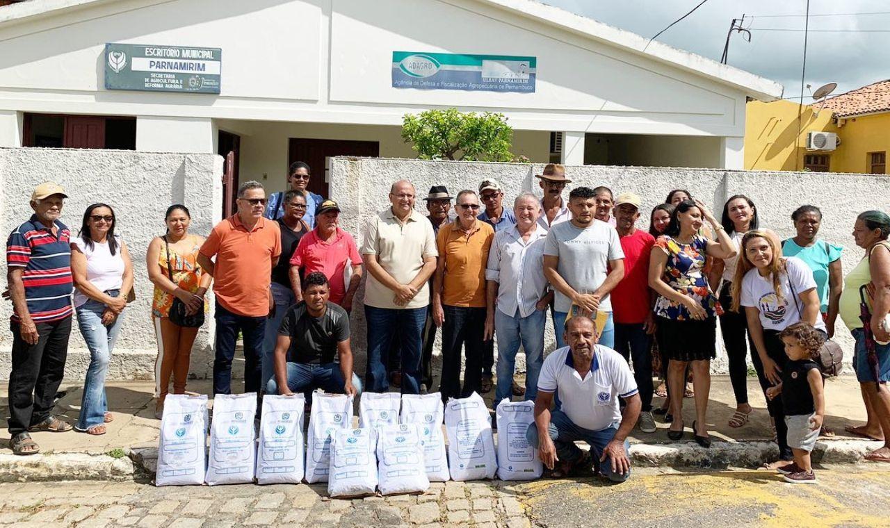 PARNAMIRIM REALIZA ENTREGA DE SEMENTES DE MILHO, FEIJÃO E SORGO FORRAGEIRO