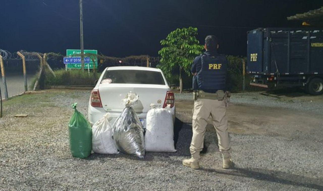 PRF APREENDE 57KG DE MACONHANA NA BR-232 EM SERRA TALHADA, PE