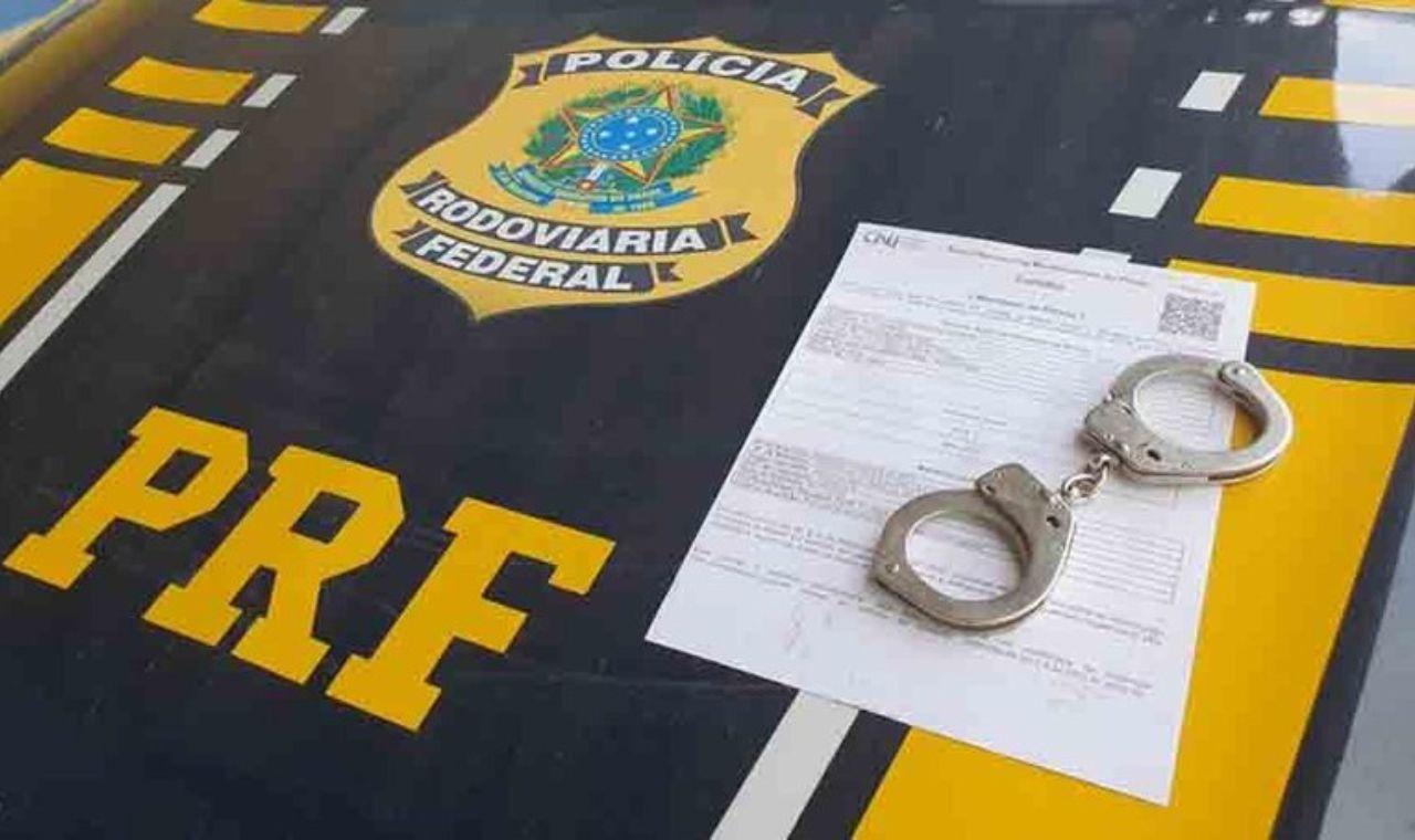 PRF prende foragido da justiça na BR 428, em Santa Maria da Boa Vista, PE 