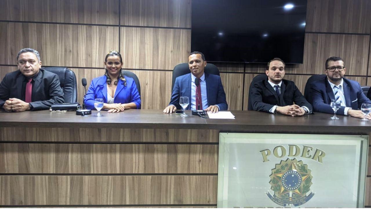NOVA MESA DIRETORA TOMA POSSE NA CÂMARA DE VEREADORES DE CABROBÓ, PE