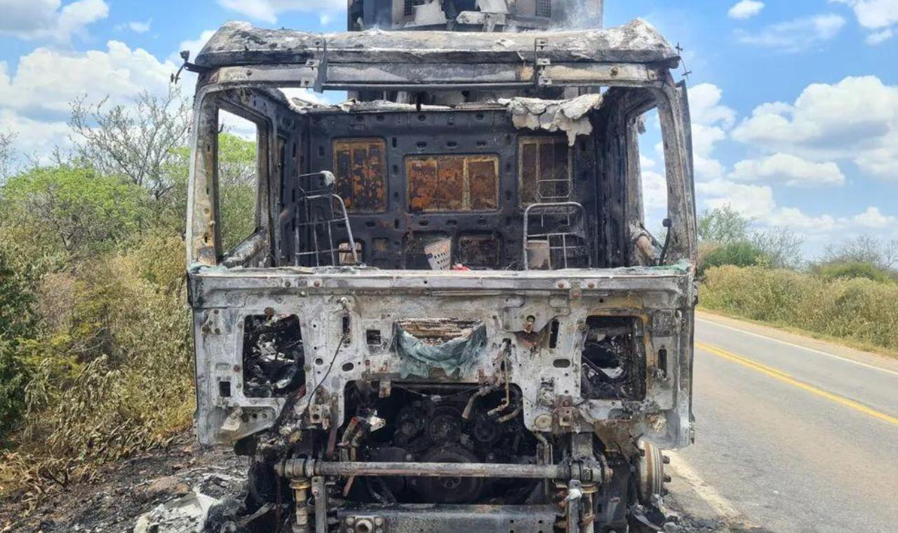 CAMINHÃO CARREGADO COM FRUTAS PEGA FOGO NA ZONA RURAL DE PETROLINA, PE