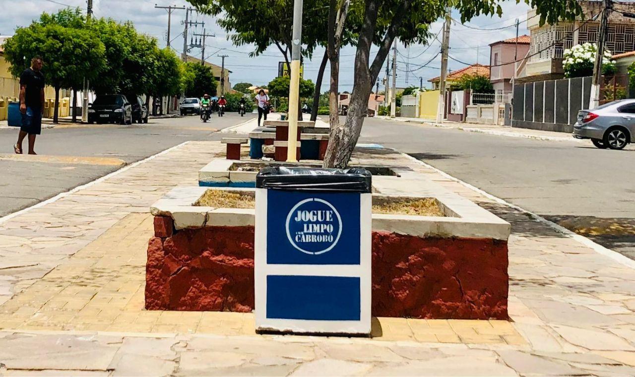 PREFEITURA DE CABROBÓ INICIA INSTALAÇÃO DE LIXEIRAS DE CONCRETO NA AVENIDA CONRADO FERRAZ