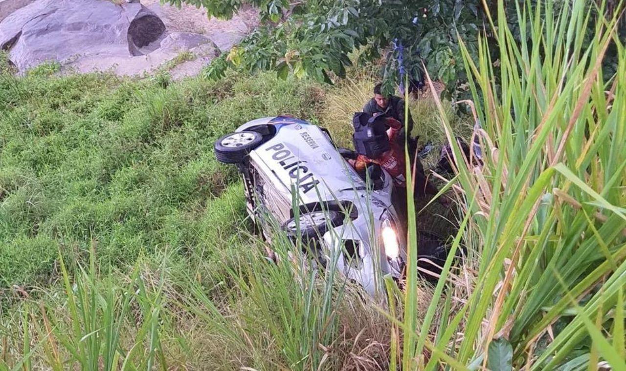 POLICIAL MILITAR PERDE O CONTROLE DA VIATURA E CAPOTA NA PE-120, EM BELÉM DE MARIA, PE