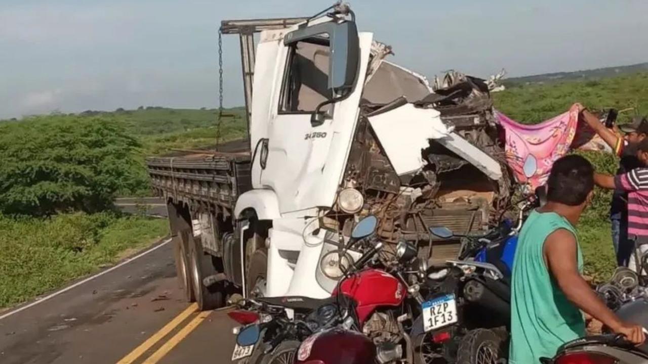COLISÃO ENTRE DOIS CAMINHÕES DEIXA UMA VÍTIMA FATAL NA PE-336 EM IBIMIRIM, PE