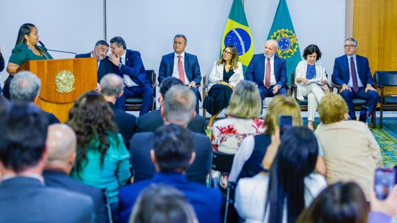 LULA ASSINA PROJETO DE LEI QUE GARANTE VERBA PARA PISO DA ENFERMAGEM