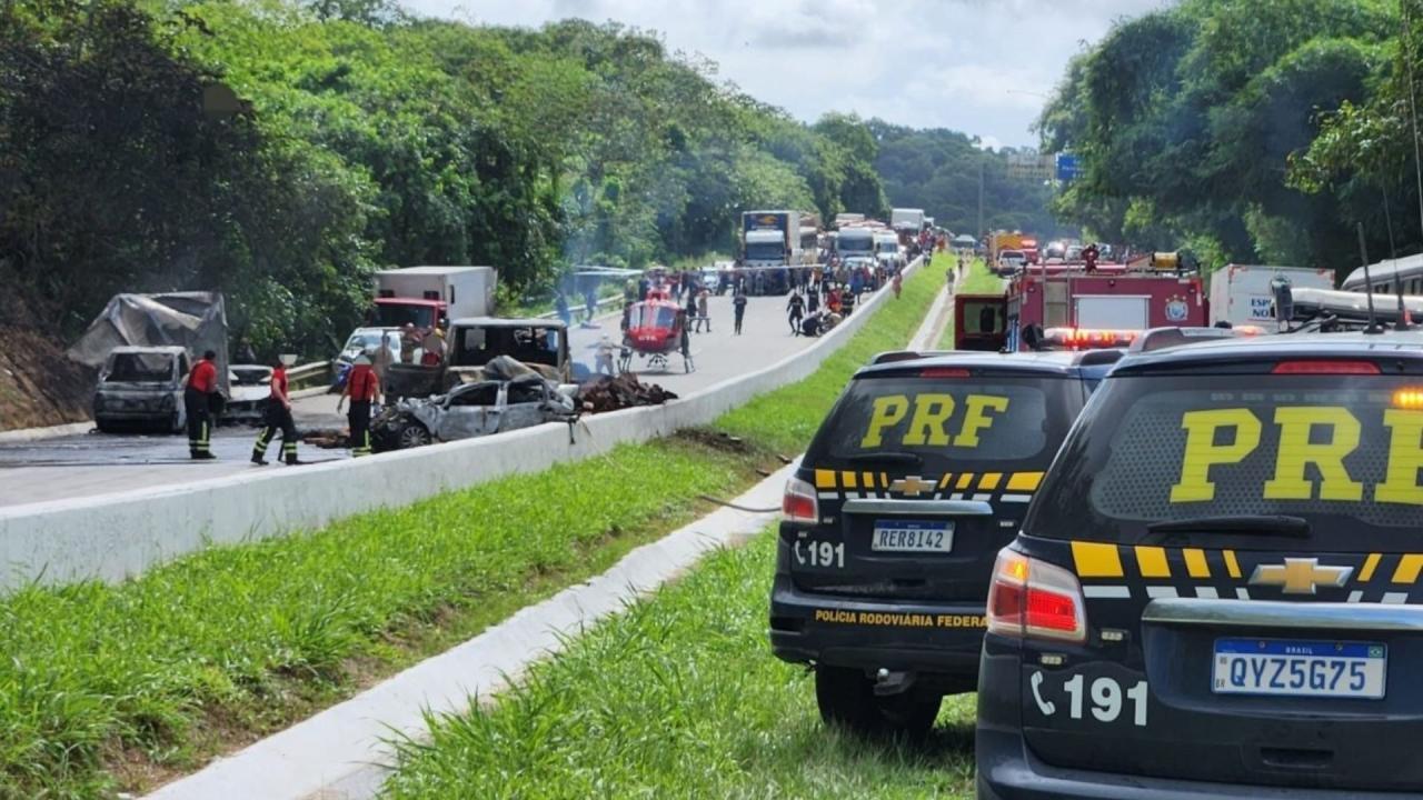 TRÊS COLISÕES SEGUIDAS ENVOLVENDO 12 VEÍCULOS DEIXAM FERIDOS NA BR-408, EM SÃO LOURENÇO DA MATA, PE