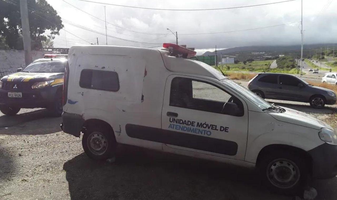 AMBULÂNCIA DE PETROLINA COM 110 MULTAS É RETIDA PELA PRF NA BR-232 EM SAIRÉ, PE