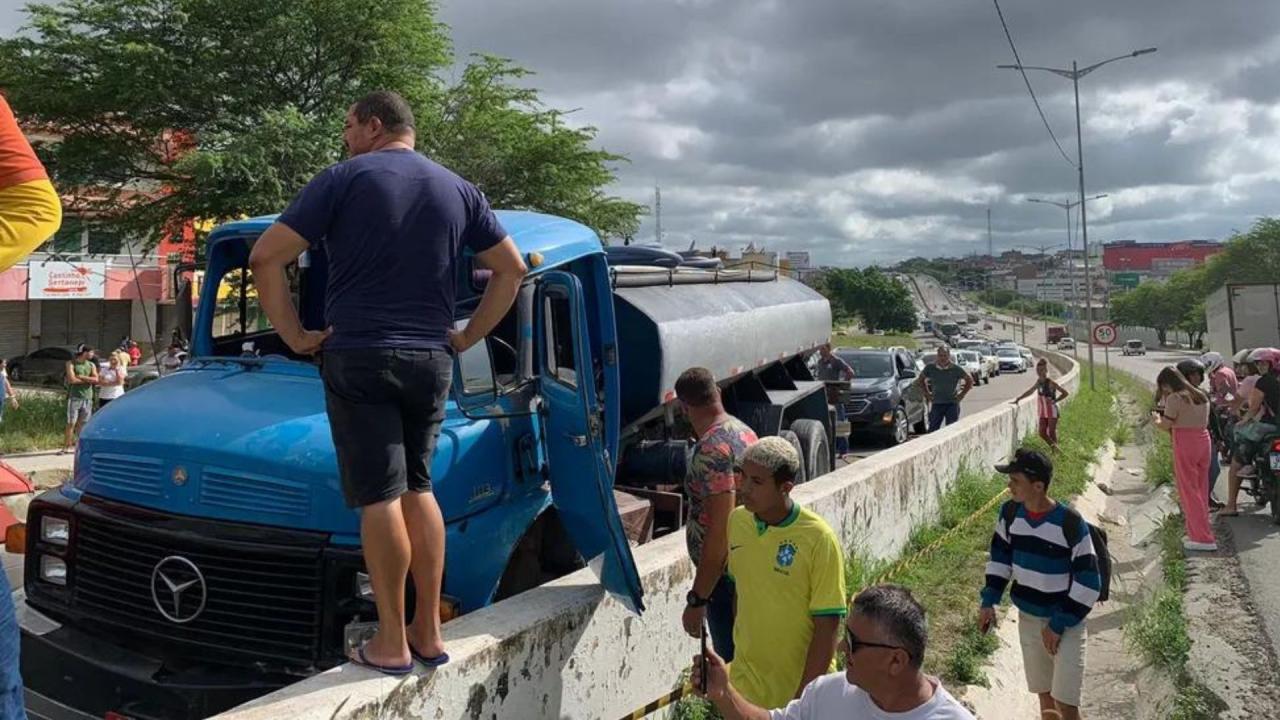 CAMINHONEIRO MORRE EM ACIDENTE NA BR-104 EM CARUARU, PE