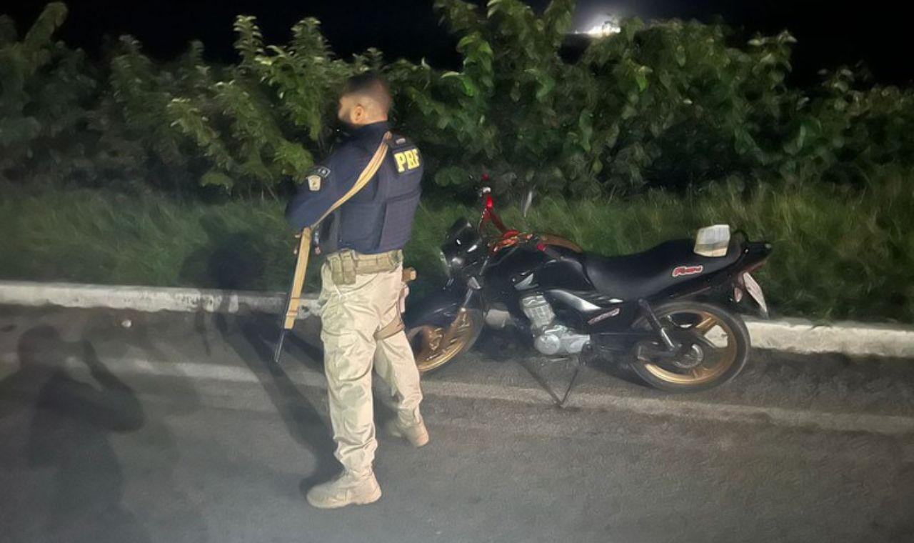 HOMEM COM MOTO ADULTERADA É DETIDO PELA PRF NA BR 232, EM SÃO JOSÉ DO BELMONTE, PE