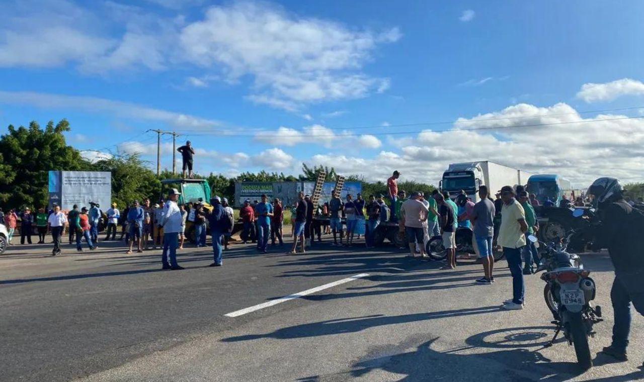 MANIFESTANTES BLOQUEIAM TRECHOS DAS BRS 407 E 428 NA ZONA RURAL DE PETROLINA, PE