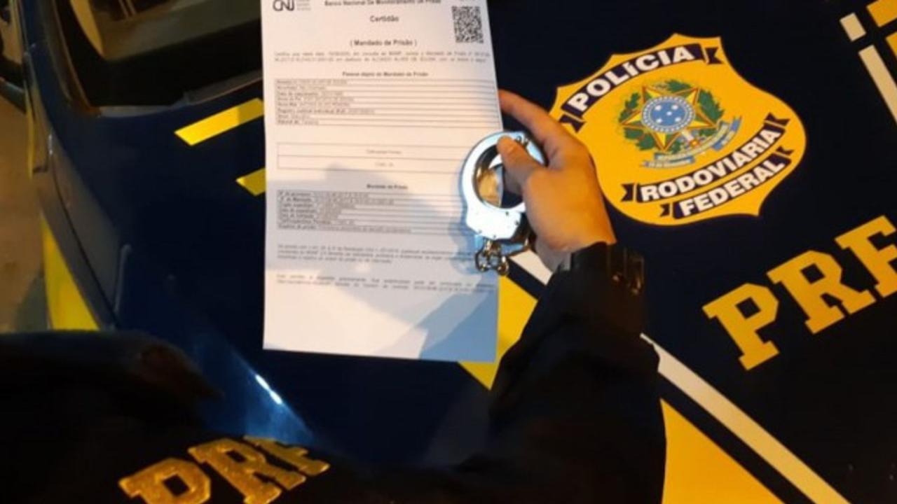 PROCURADO POR ROUBO NA BAHIA É DETIDO NA BR-407 EM PETROLINA, PE