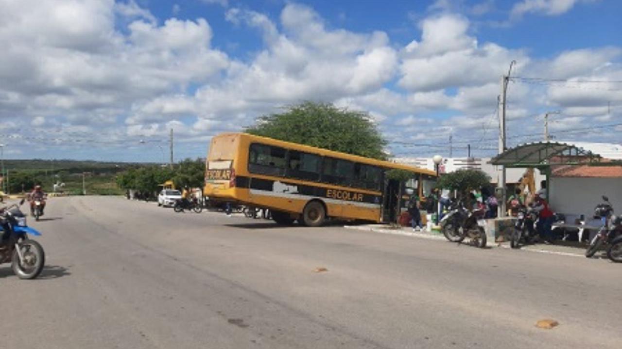 SERRITA: ÔNIBUS ESCOLAR DESCE RAMPA NA PE-507 SEM MOTORISTA E ASSUSTA ESTUDANTES