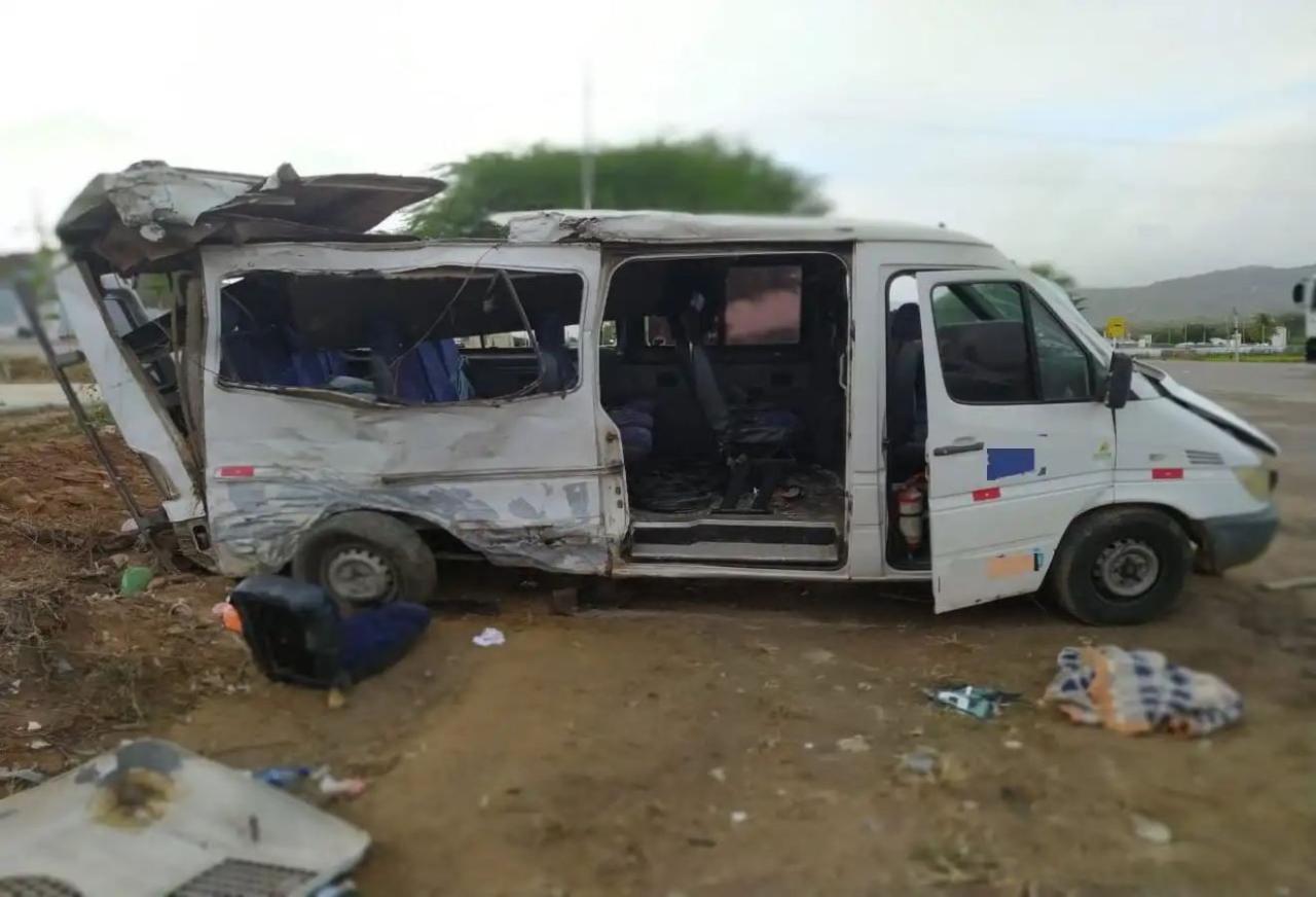 ACIDENTE ENTRE VAN E CARRETA DEIXA SETE FERIDOS NO DISTRITO DE SÍTIO DOS NUNES, EM FLORES, PE
