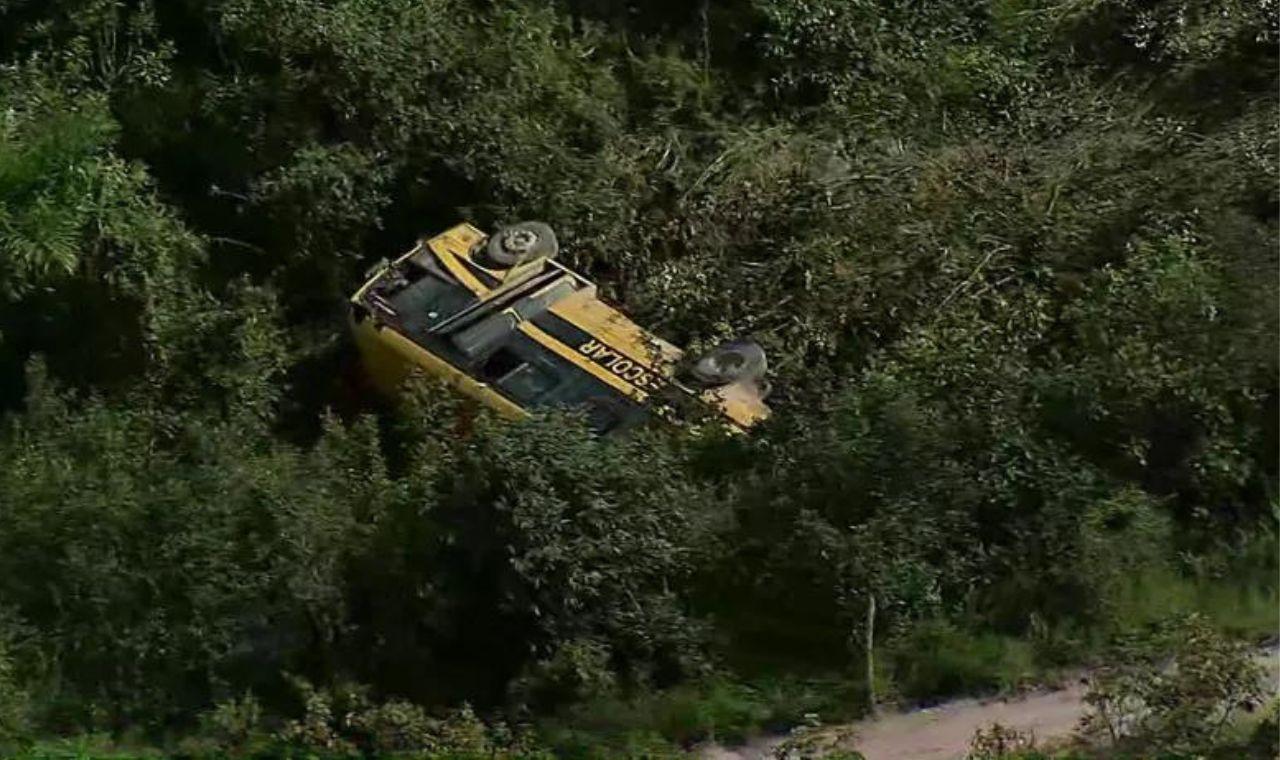 ACIDENTE COM ÔNIBUS ESCOLAR FERE 14 CRIANÇAS, MOTORISTA E MONITOR EM CHÃ GRANDE, PE
