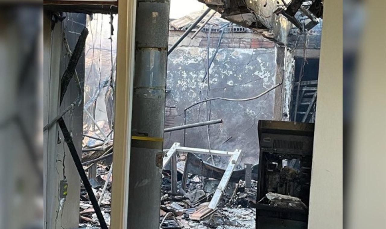 INCÊNDIO DESTRÓI AGÊNCIA DO BANCO DO BRASIL EM MIRANDIBA, PE