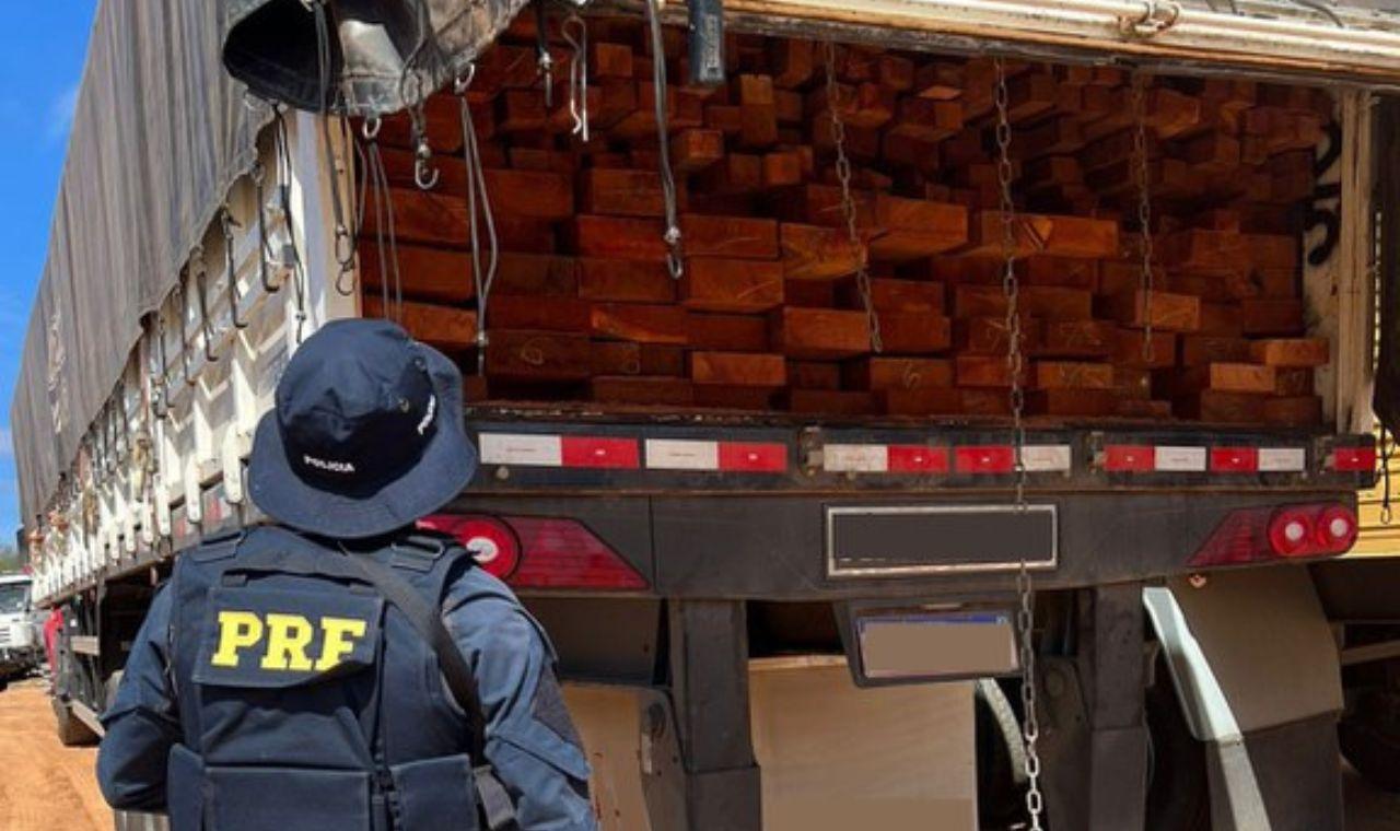 PRF APREENDE CARGA DE MADEIRA IRREGULAR EM SALGUEIRO, PE