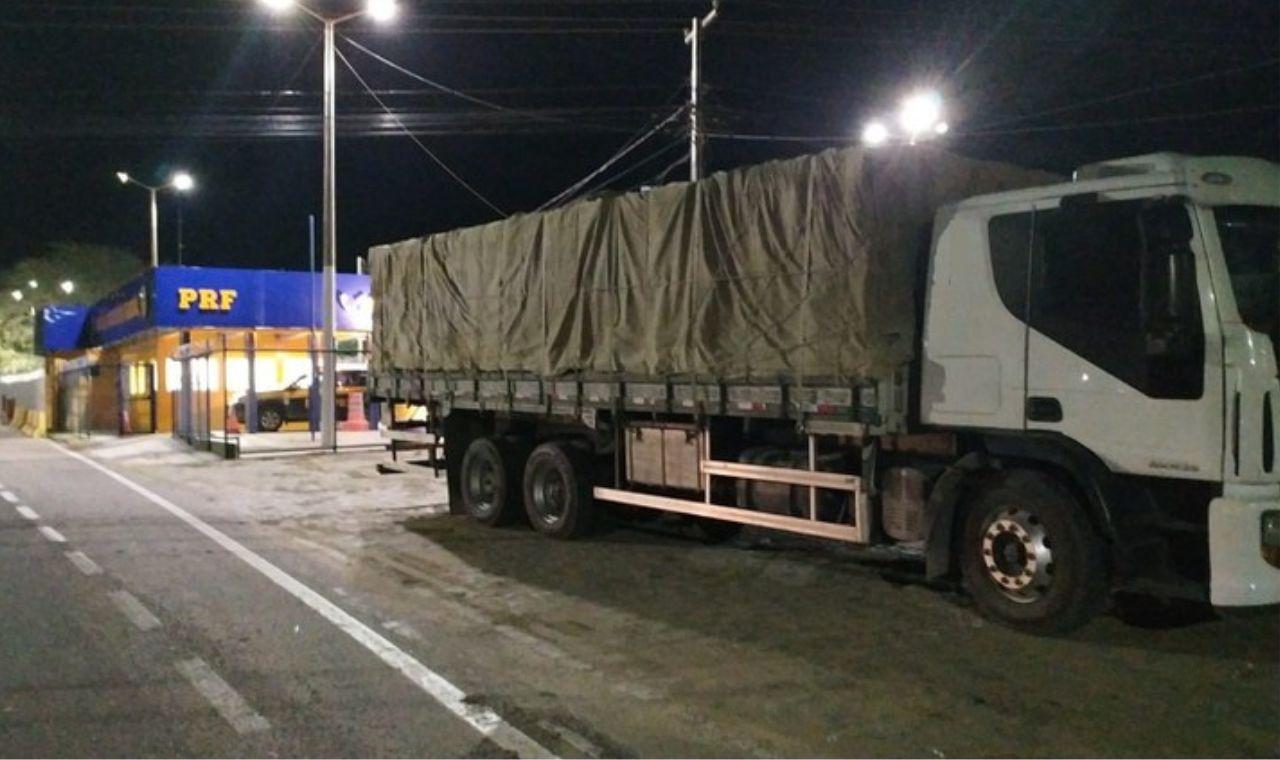 CARGA DE GESSO COM DOCUMENTO FISCAL INVÁLIDO É RETIDA PELA PRF EM OURICURI, PE