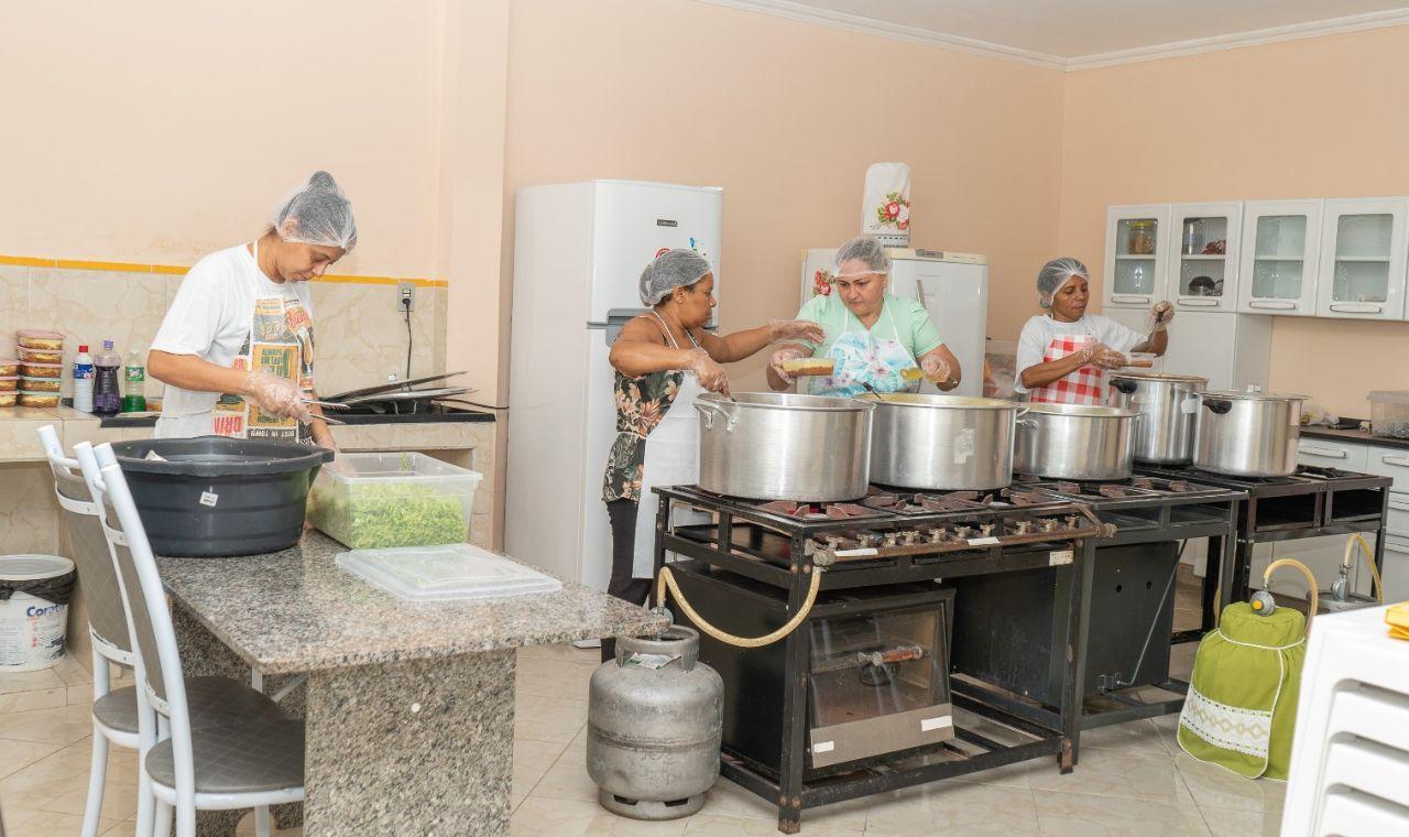 COZINHA COMUNITÁRIA PASSA A OFERECER 200 REFEIÇÕES DIÁRIAS EM CARNAIBA, PE