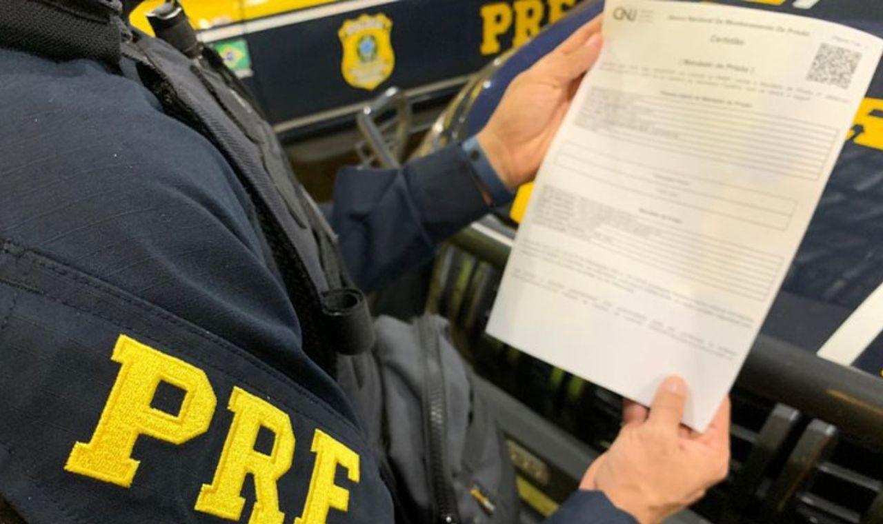 FORAGIDO USA DOCUMENTO DO IRMÃO PARA TENTAR ENGANAR FISCALIZAÇÃO, MAS É DETIDO PELA PRF NA BR 316, EM BELÉM DO SÃO FRANCISCO, PE
