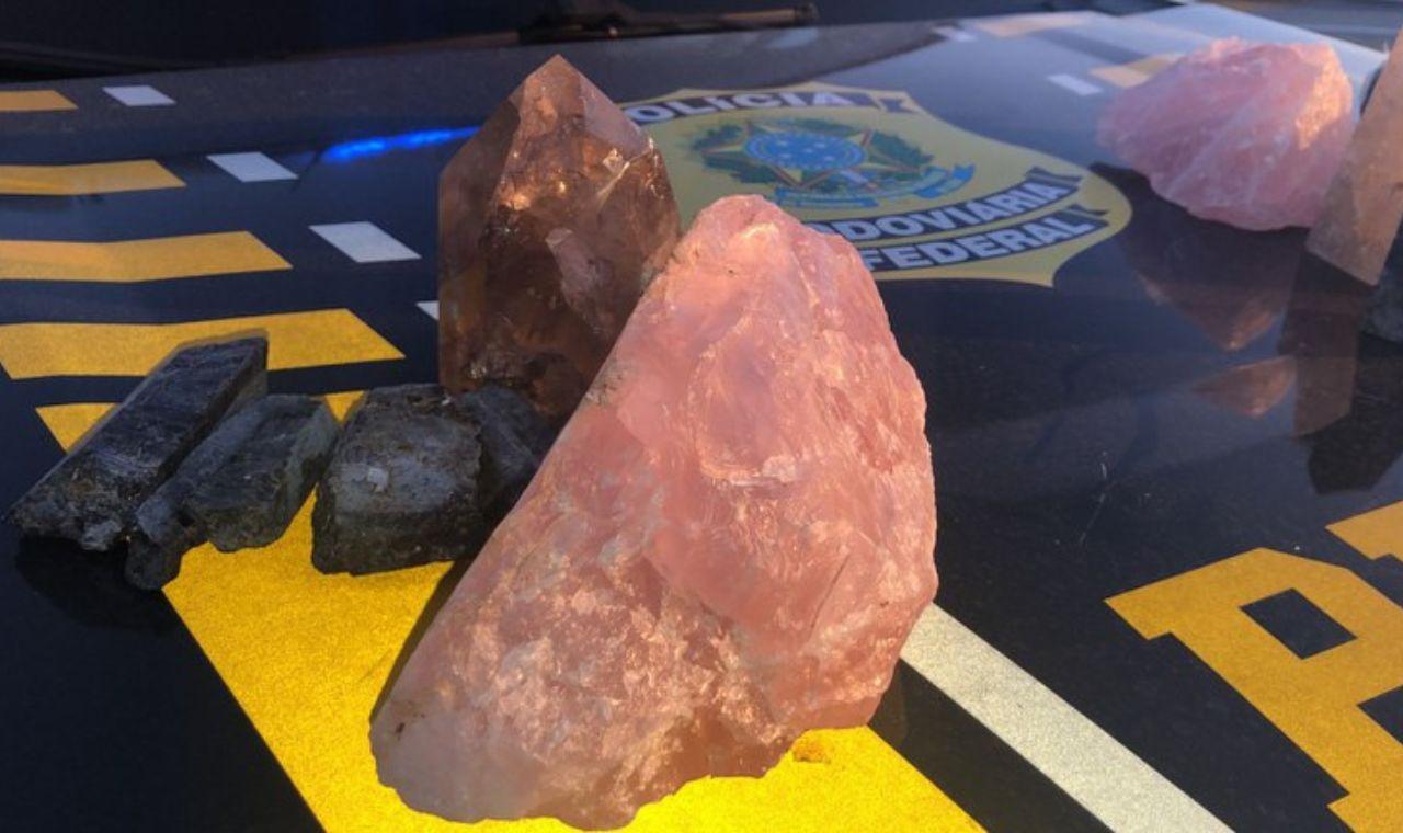 PRF APREENDE 358 KG DE PEDRAS LAPIDADAS E BRUTAS EM CUSTÓDIA, PE