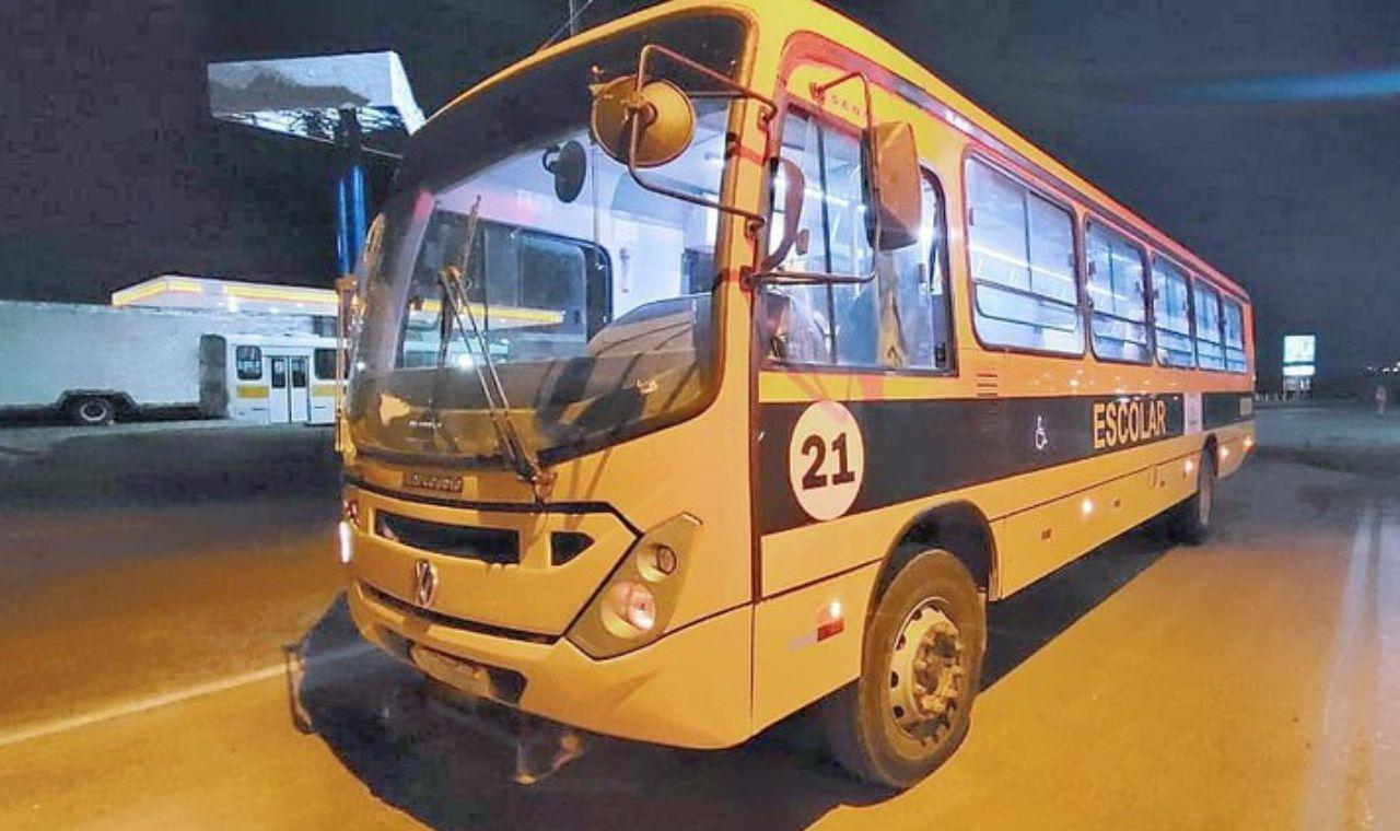 ÔNIBUS ESCOLAR DE CABROBÓ COM IRREGULARIDADES É RECOLHIDO NA BR 116